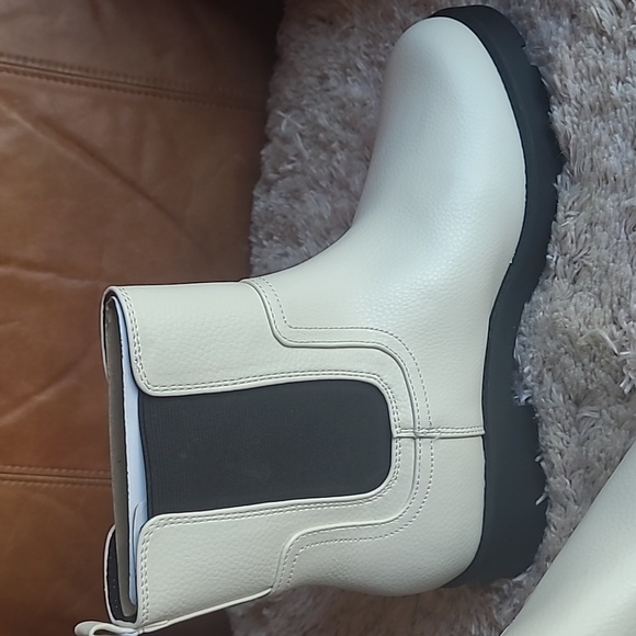 White Chelsea Boots Old Navy Women's size 10 - Picture 5 of 6